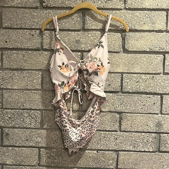 Bathing suit 2 piece/ 1 piece - Picture 1 of 7